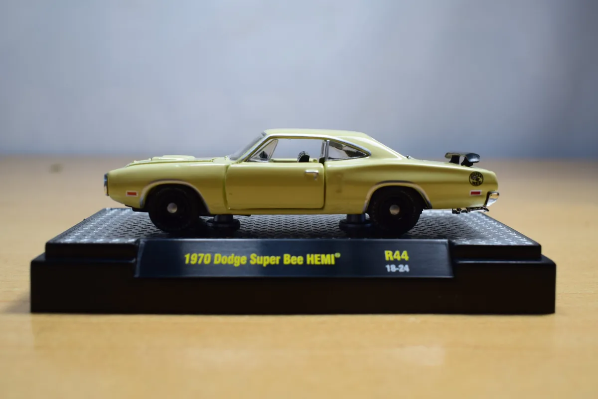 AUTO DODGE SUPER BEE HEMI 1970