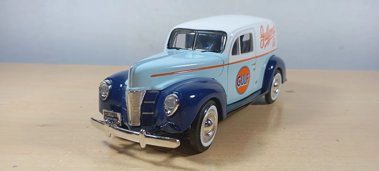 AUTO FORD SEDAN DELIVERY GULF 1940