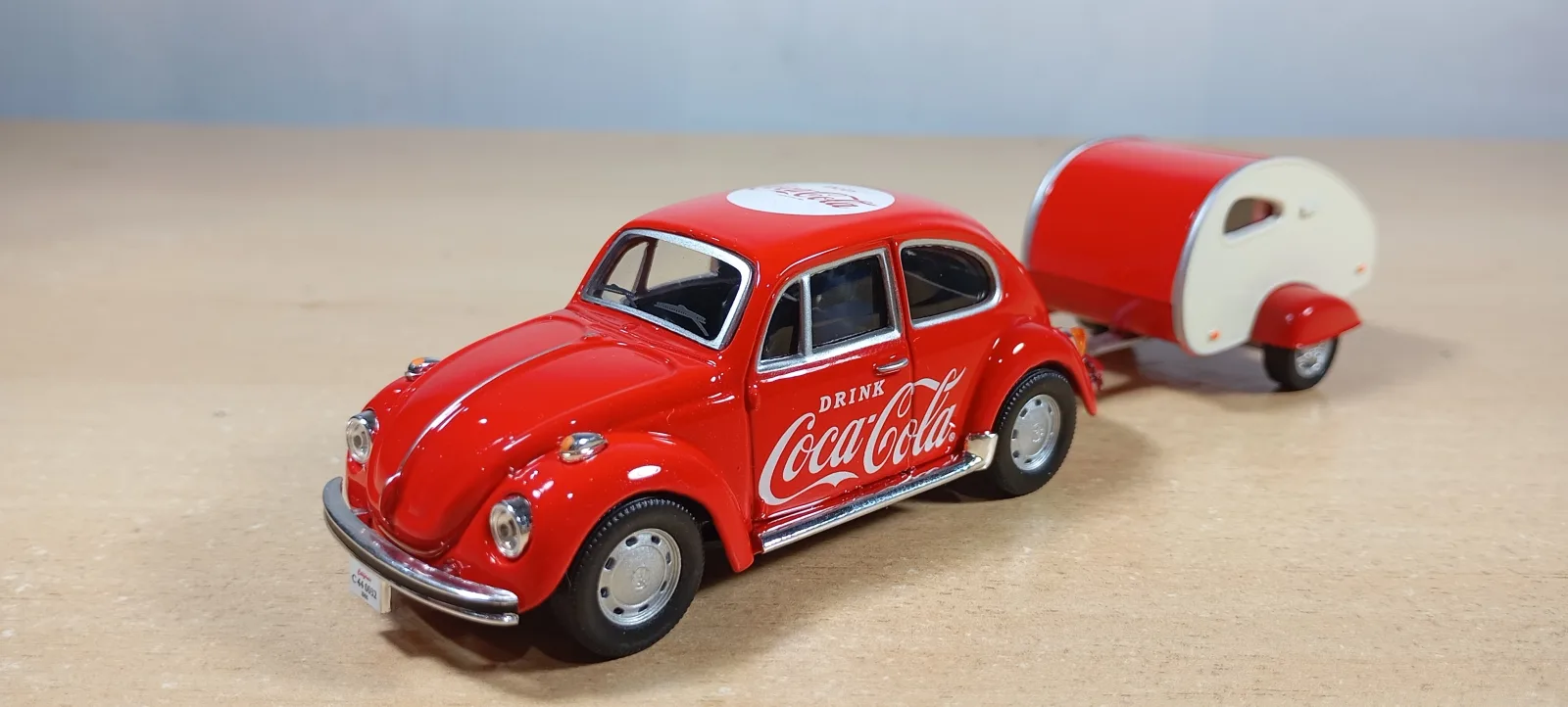 AUTO VOLKSWAGEN BEETLE 1967 CON TRAILER DE COCACOLA