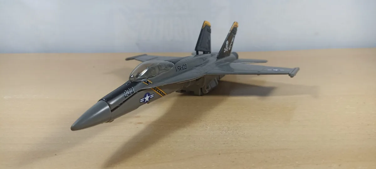 AVION DE COMBATE FA-18 HORNET