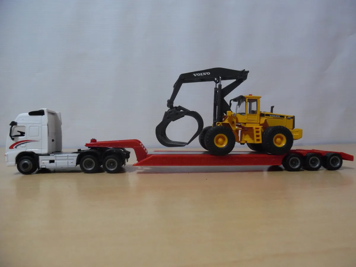 CAMION CAMABAJA VOLVO FH12 CON CARGA DE CARGADOR FORESTAL VOLVO L90C