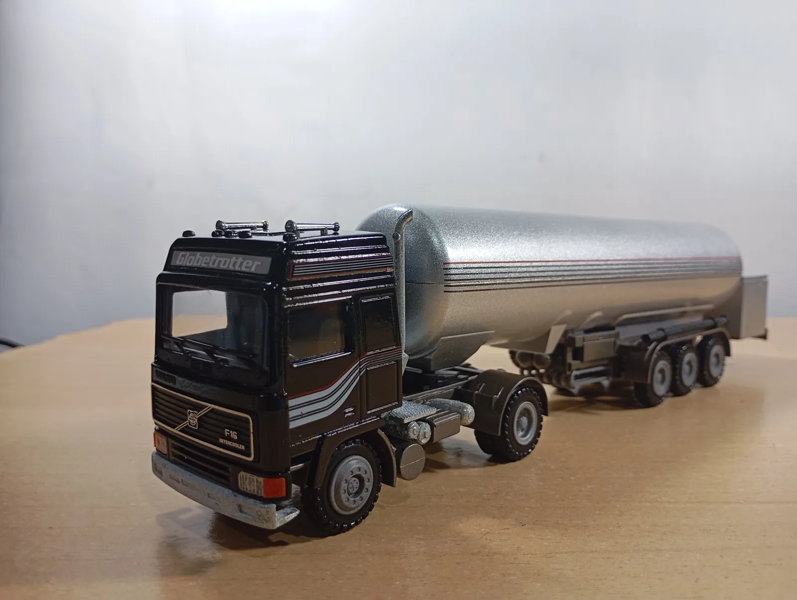 CAMION CISTERNA VOLVO F16 GLOBETROTTER