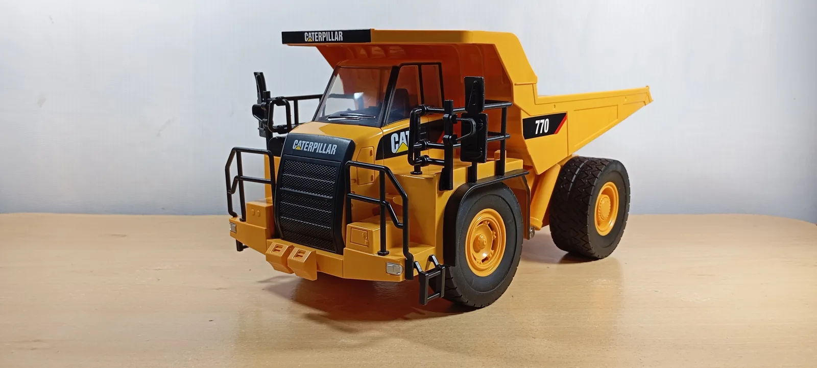 CAMION VOLQUETE CAT 770 A CONTROL REMOTO