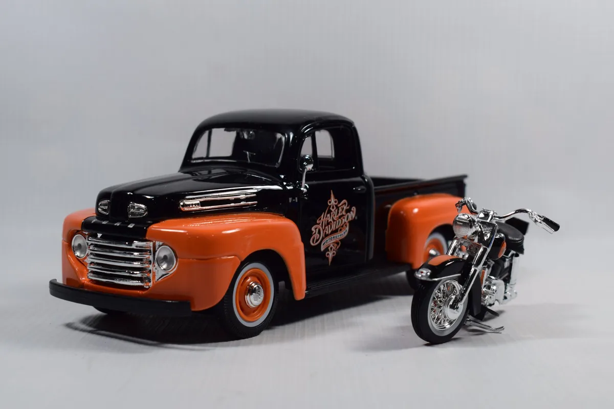 CAMIONETA FORD F-1 1948 Y MOTO FLH DUO GLIDE 1958 DE HARLEY DAVIDSON