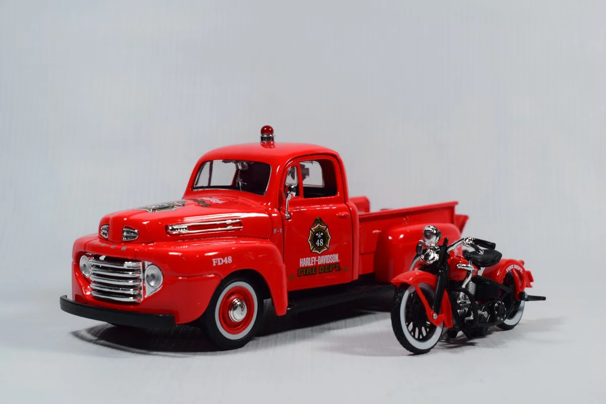 CAMIONETA FORD F-1 1948 Y MOTO KNUCKLE HEAD 1936