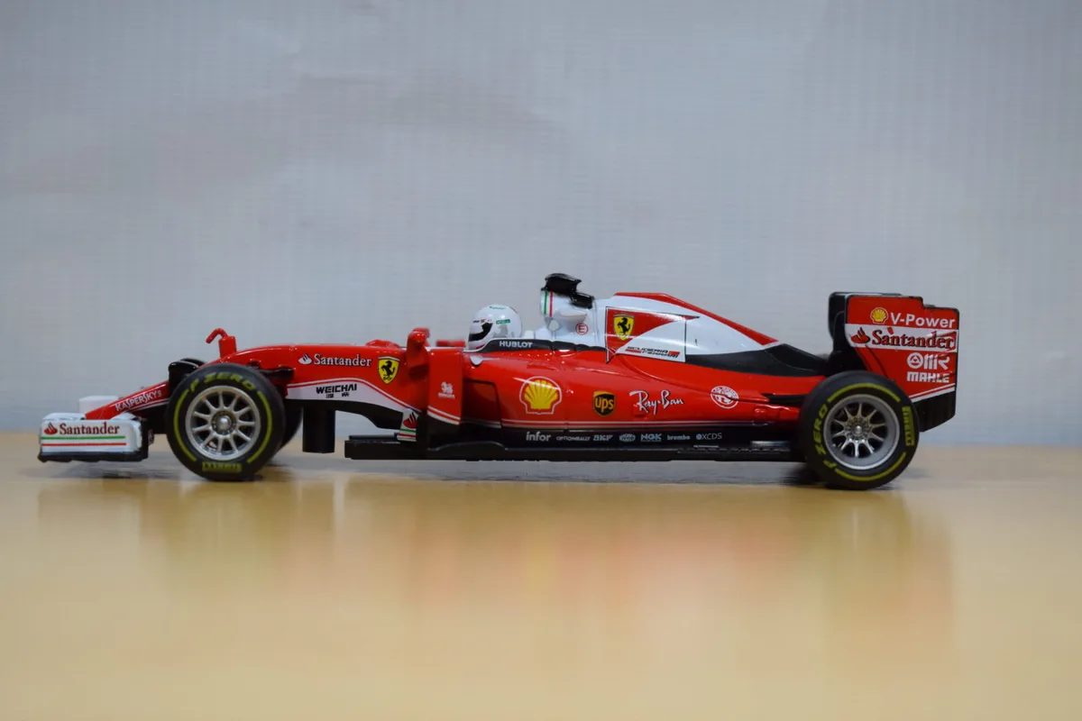 FERRARI FORMULA 1 N°5 DE SEBASTIAN VETTEL 2016