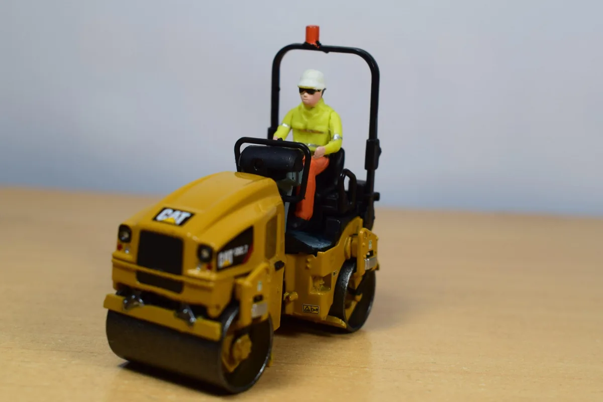 MINI COMPACTADOR CATERPILLAR CB2.7