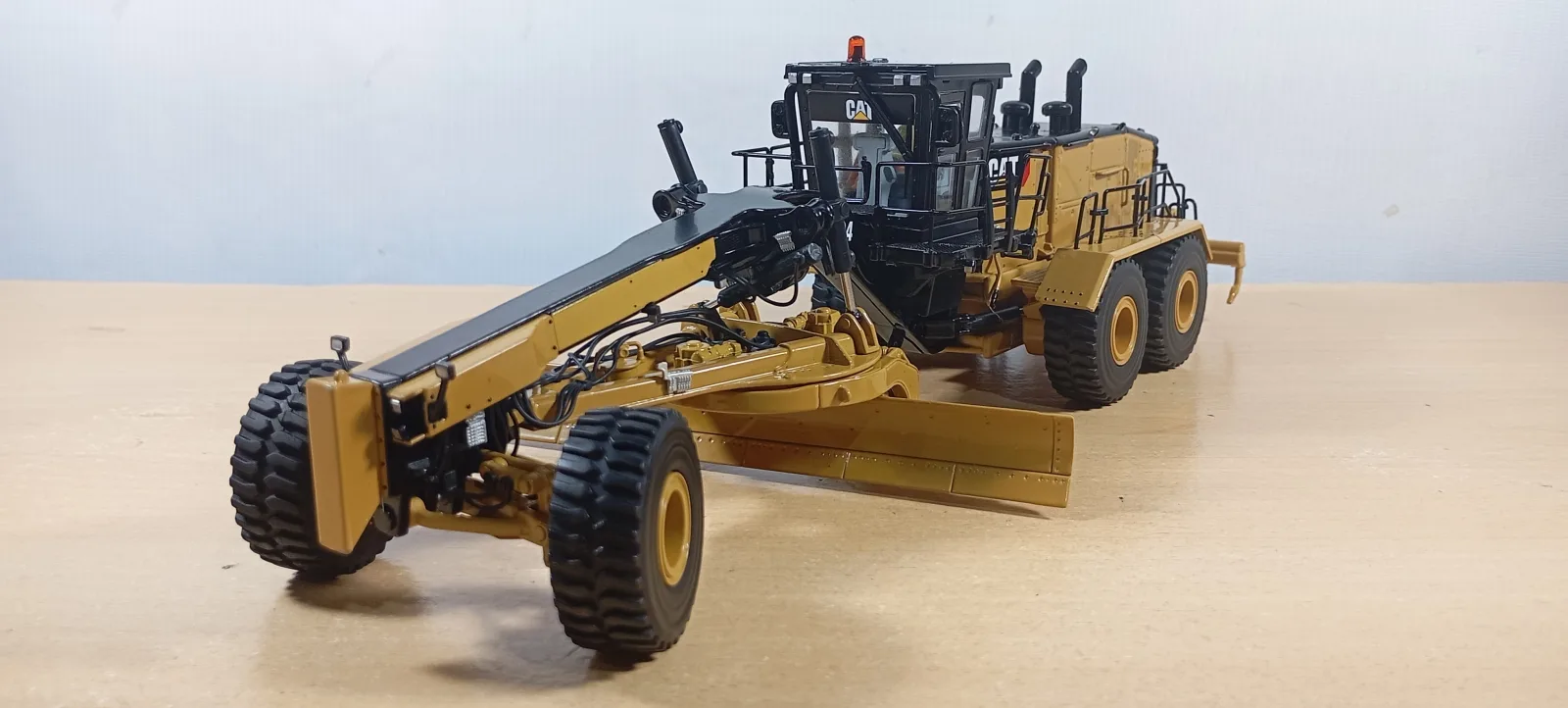 MOTONIVELADORA CAT 24