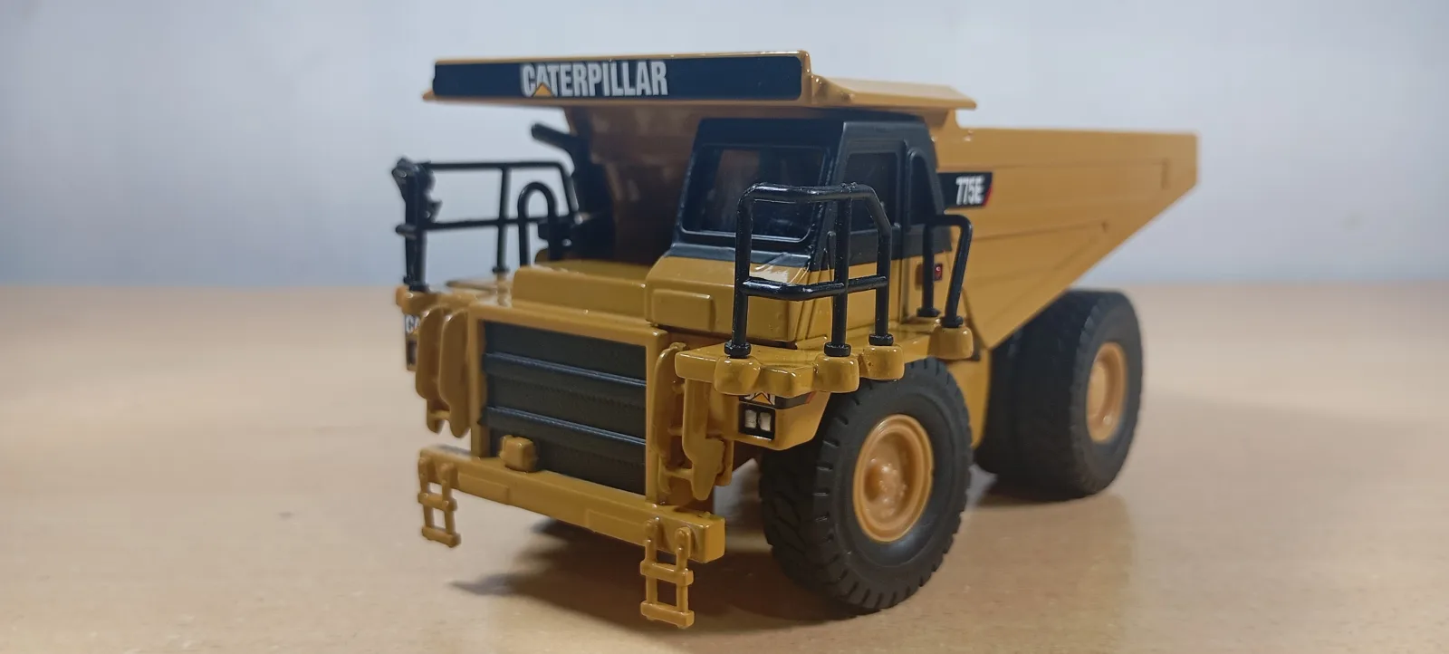 VOLQUETE MINERO CAT 775E