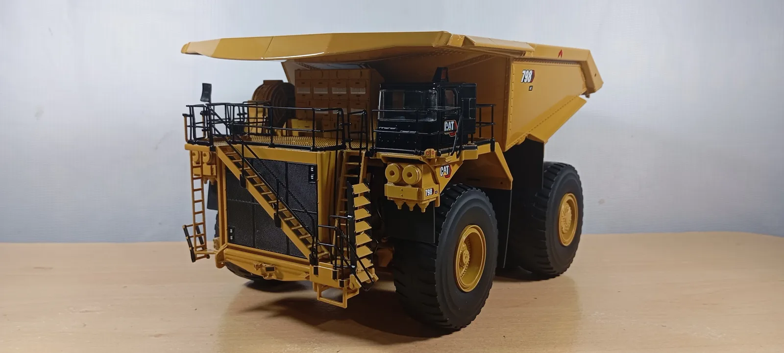 VOLQUETE MINERO CAT 798 AC