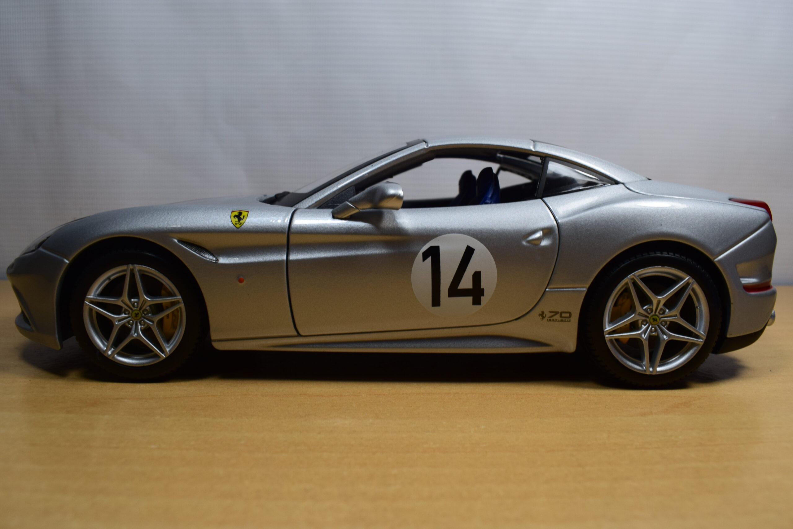 AUTO DE COMPETENCIA FERRARI CALIFORNIA T Nº14 - Imagen 3