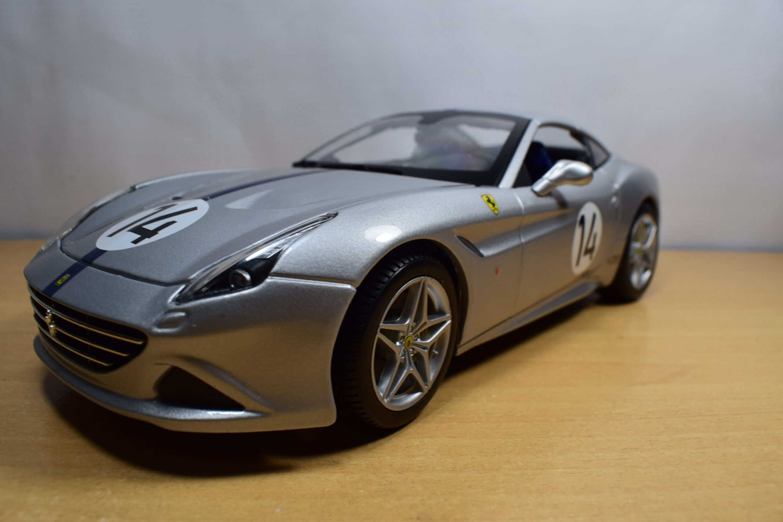 AUTO DE COMPETENCIA FERRARI CALIFORNIA T Nº14