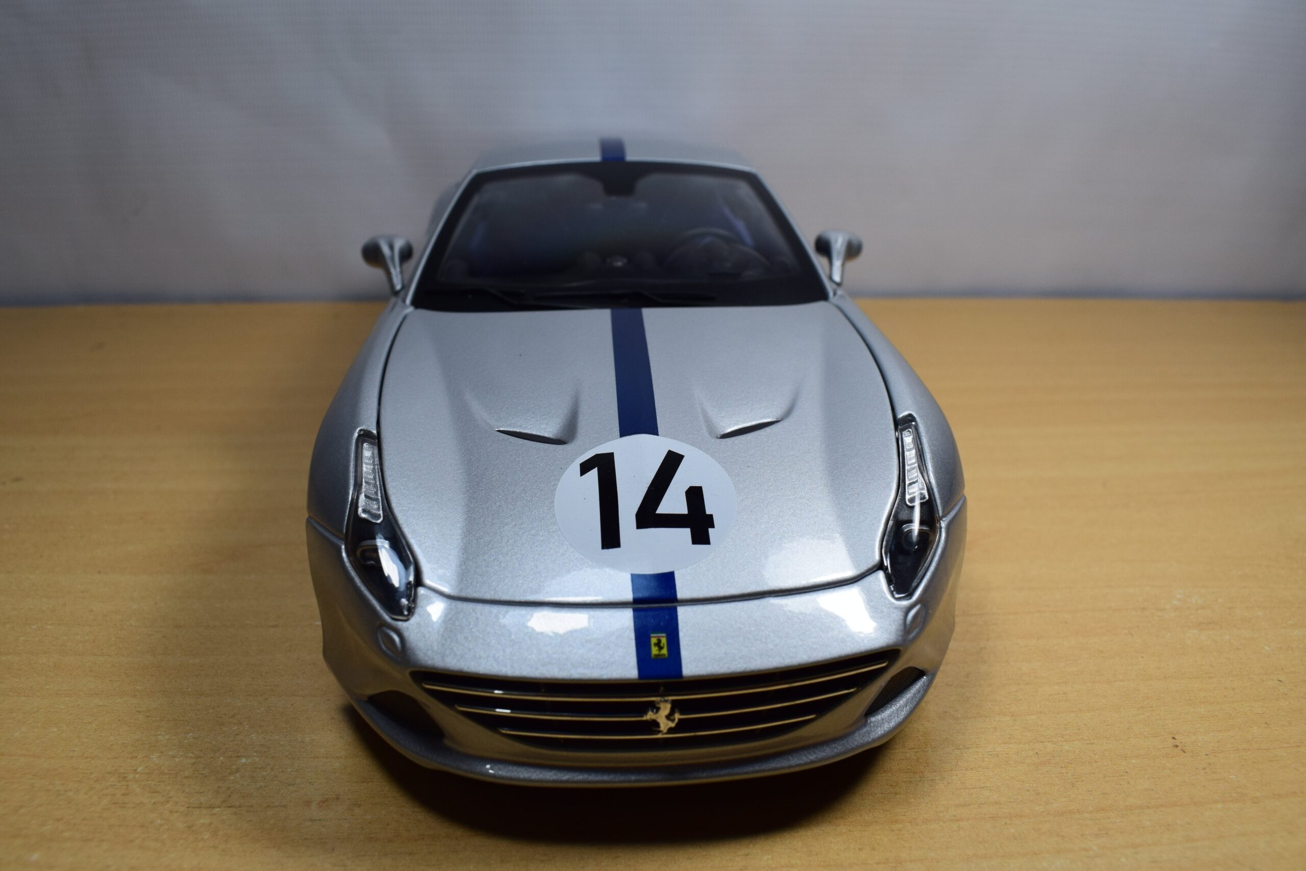 AUTO DE COMPETENCIA FERRARI CALIFORNIA T Nº14 - Imagen 4