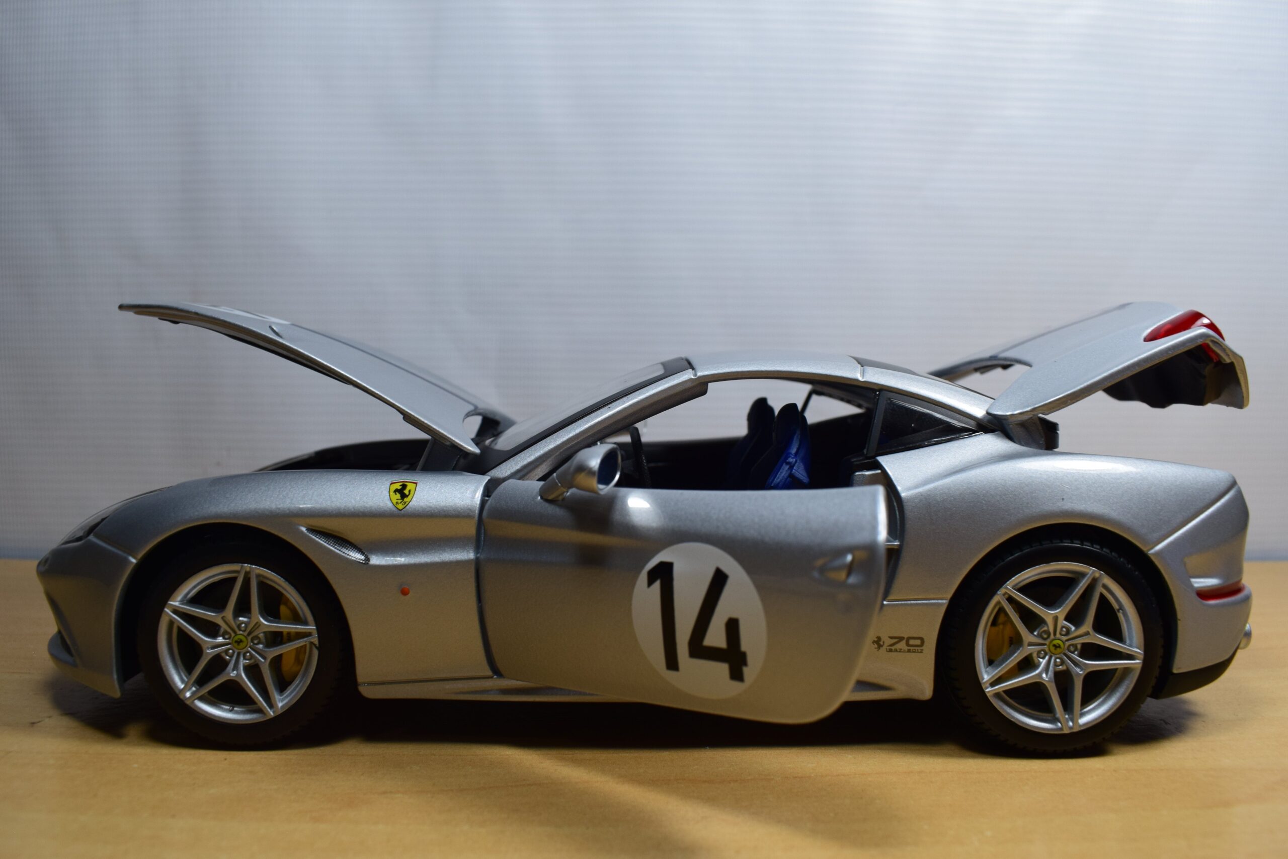 AUTO DE COMPETENCIA FERRARI CALIFORNIA T Nº14 - Imagen 6