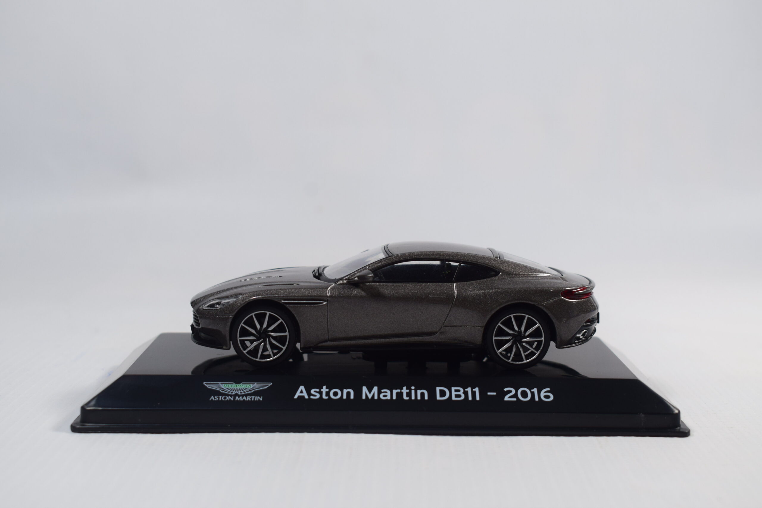 AUTO ASTON MARTIN DB11 2016