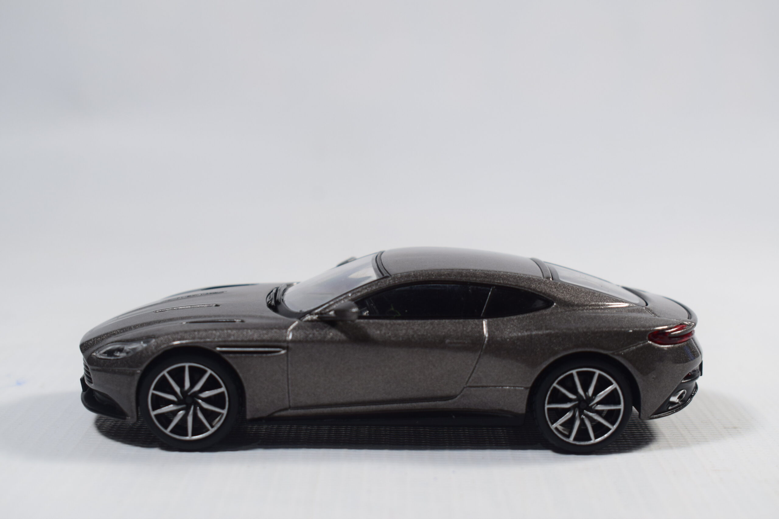 AUTO ASTON MARTIN DB11 2016 - Imagen 3