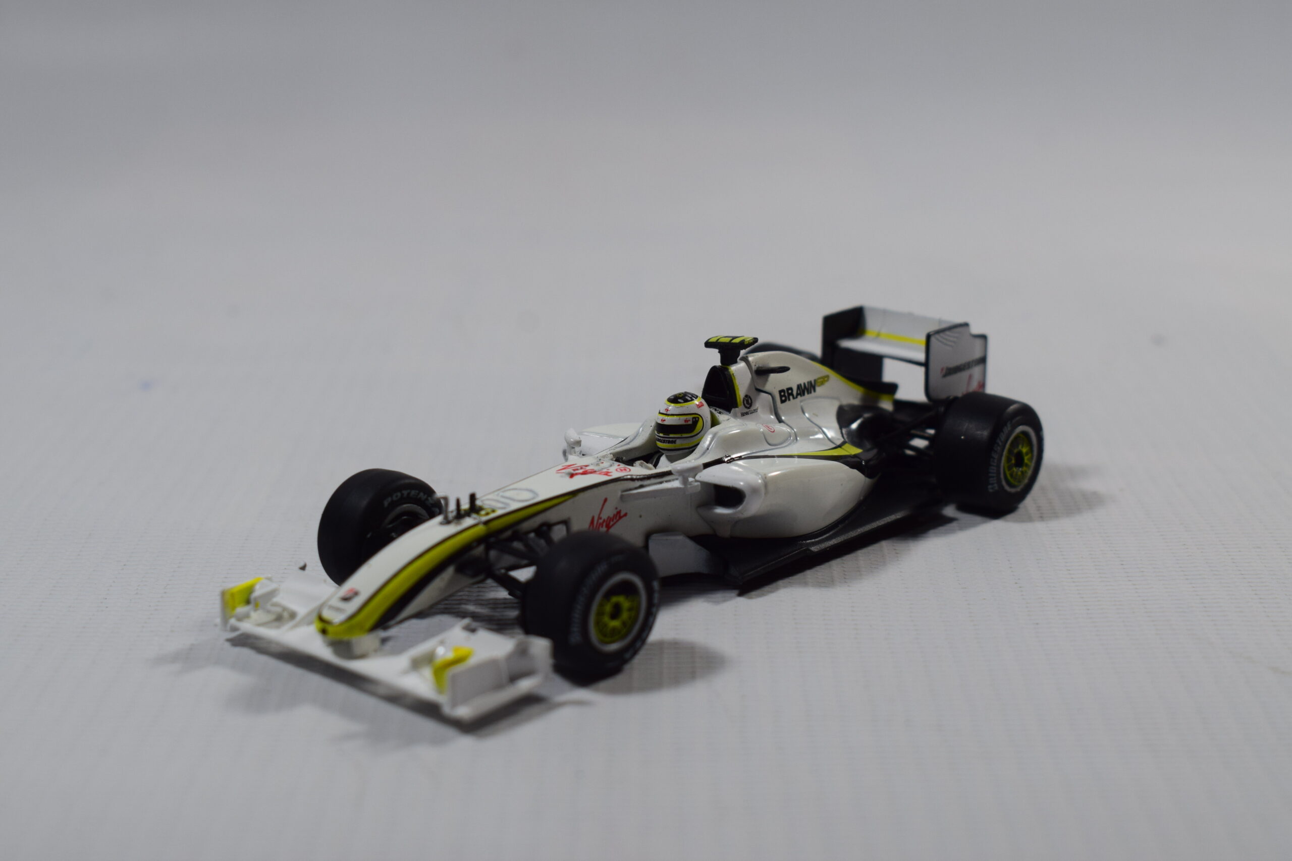 AUTO DE COMPETENCIA BRAWN GP MERCEDES BGP 001 DE RUBENS BARRICHELLO - Imagen 4