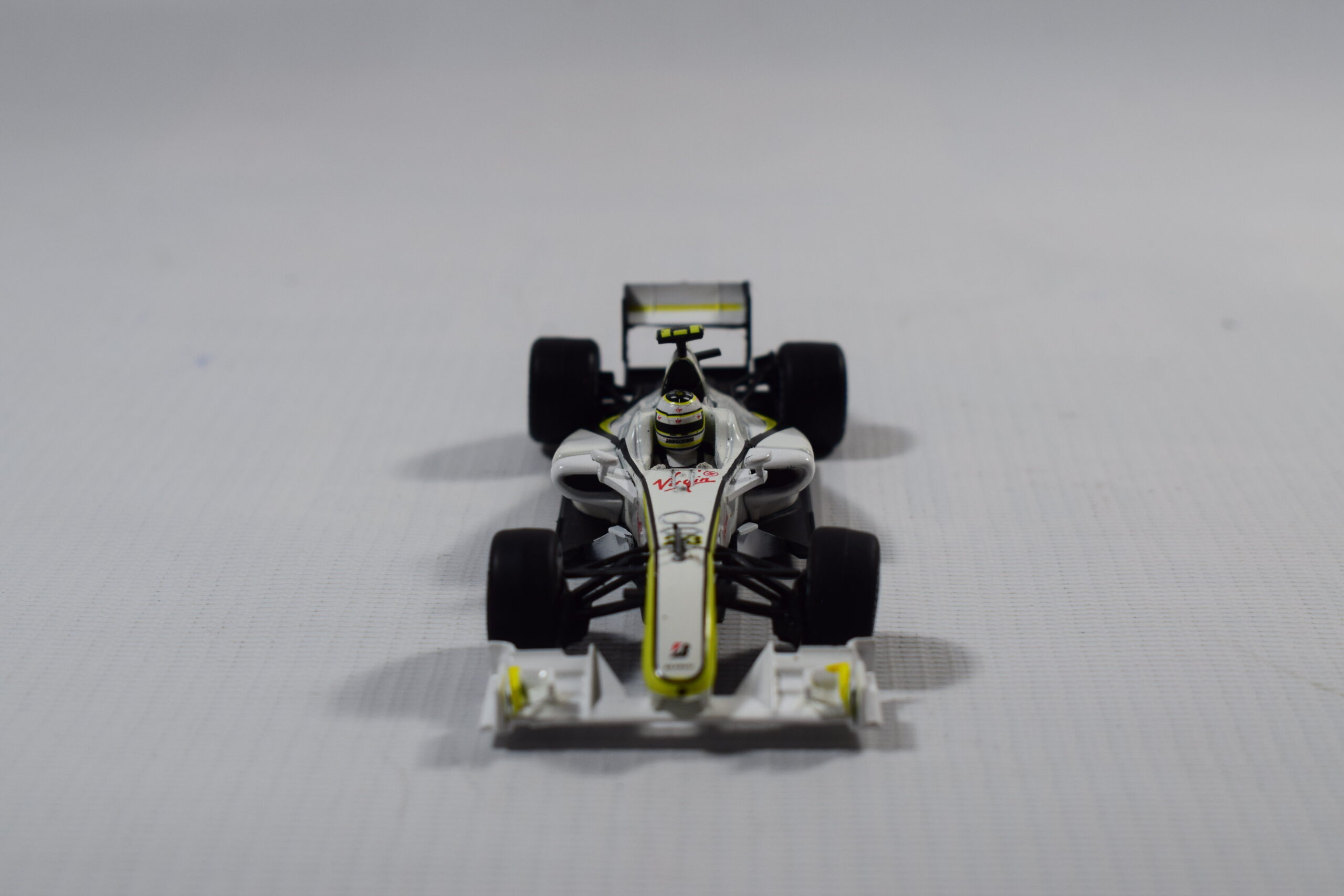 AUTO DE COMPETENCIA BRAWN GP MERCEDES BGP 001 DE RUBENS BARRICHELLO - Imagen 5