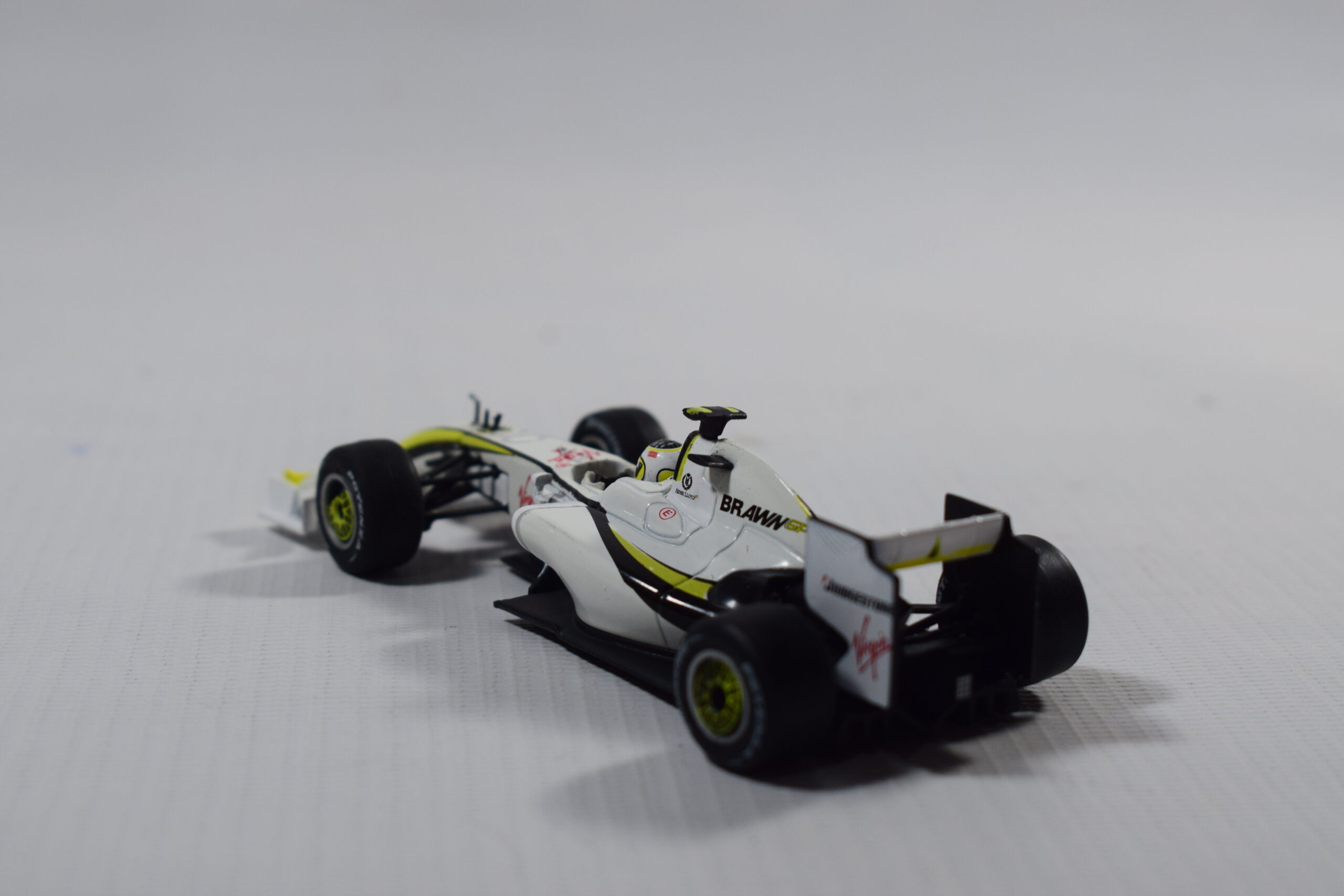 AUTO DE COMPETENCIA BRAWN GP MERCEDES BGP 001 DE RUBENS BARRICHELLO - Imagen 6