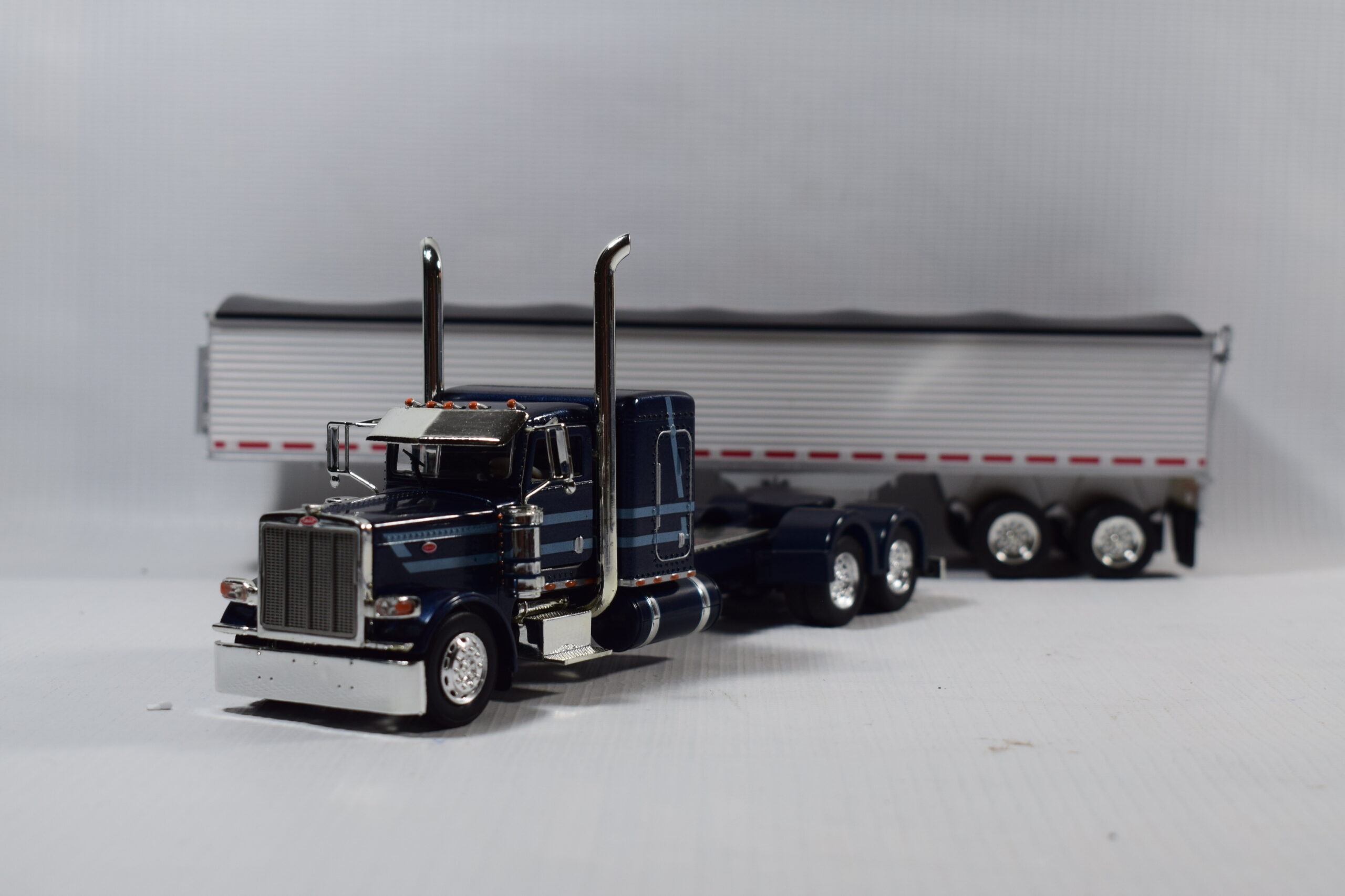 CAMION VOLQUETE BASCULANTE PETERBILT - Imagen 4