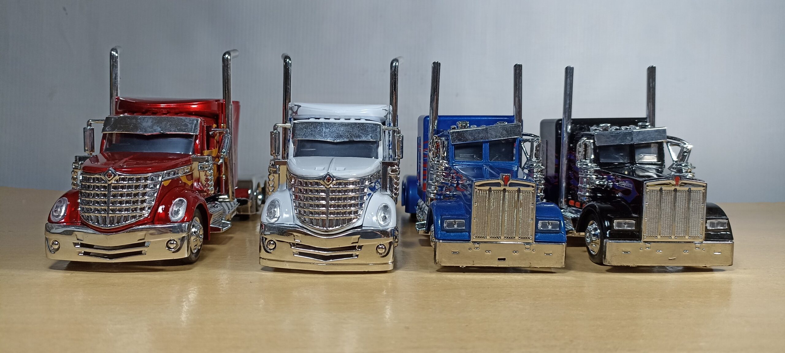 SET DE CABEZAS TRACTORAS INTERNATIONAL LONESTAR Y KENWORTH W900 - Imagen 3