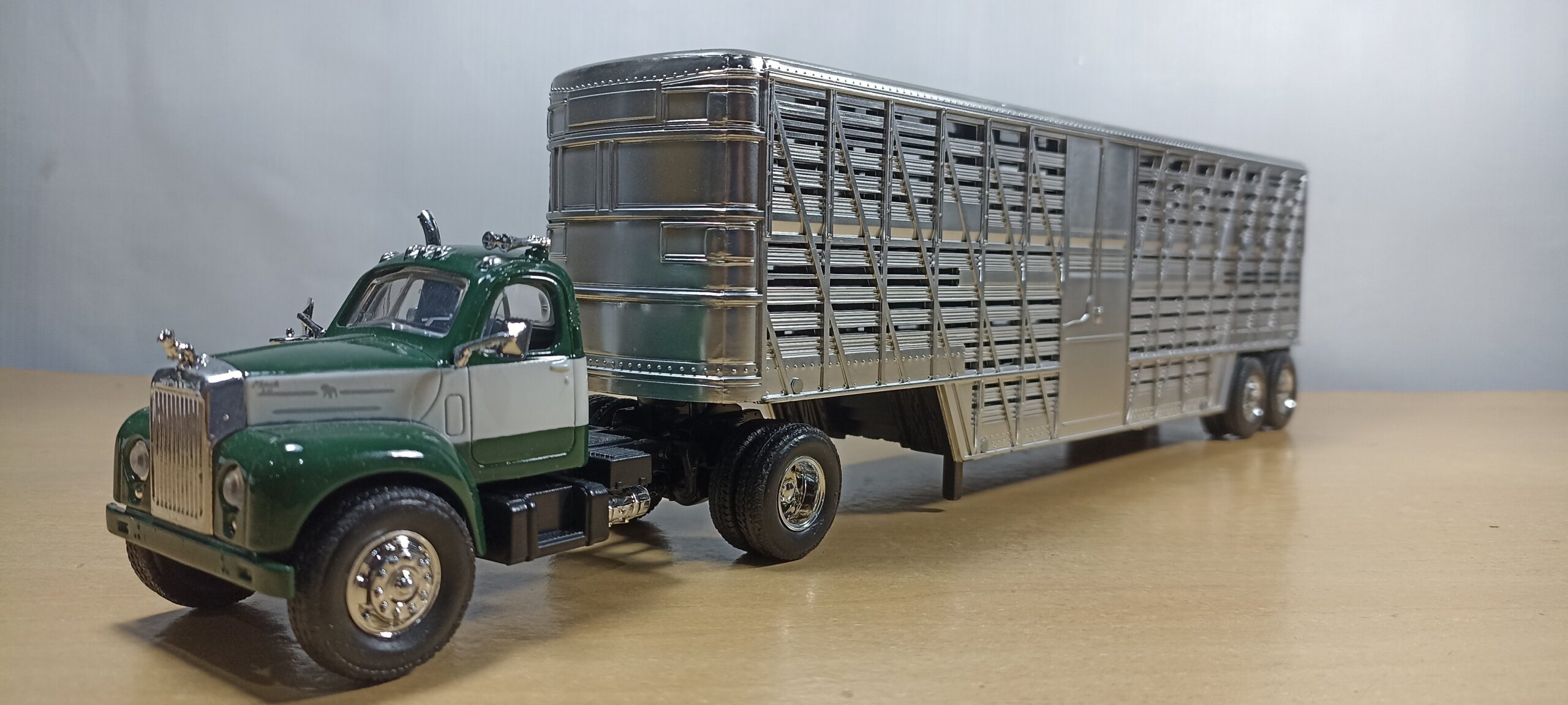 CAMION PORTAGANADOS MACK B-61