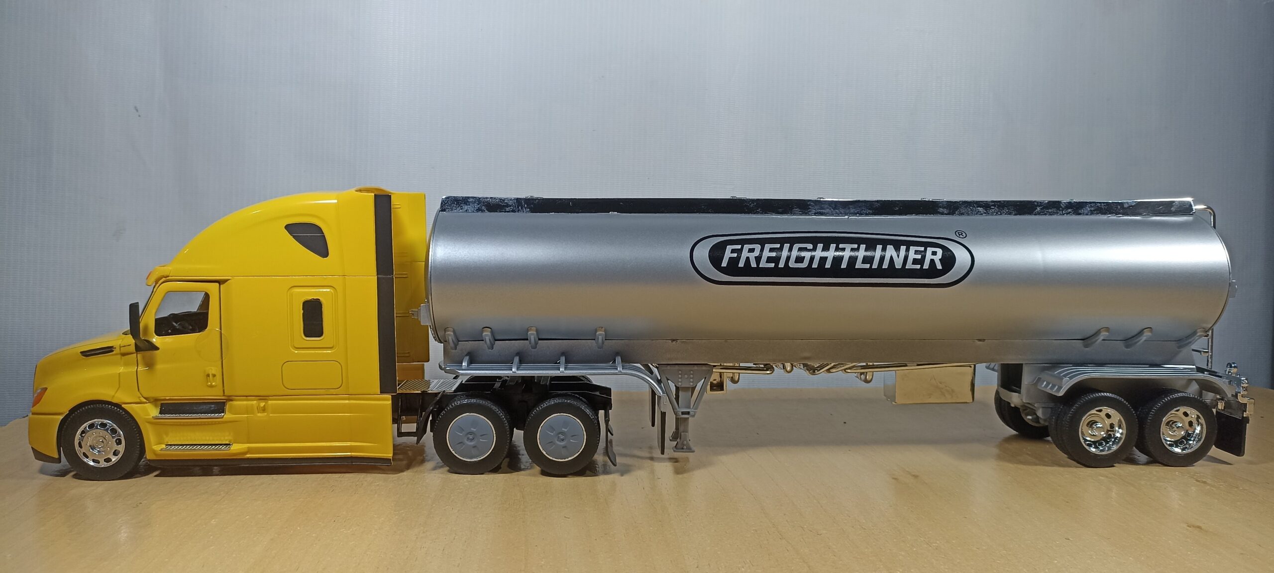 CAMION CISTERNA FREIGHTLINER CASCADIA - Imagen 2