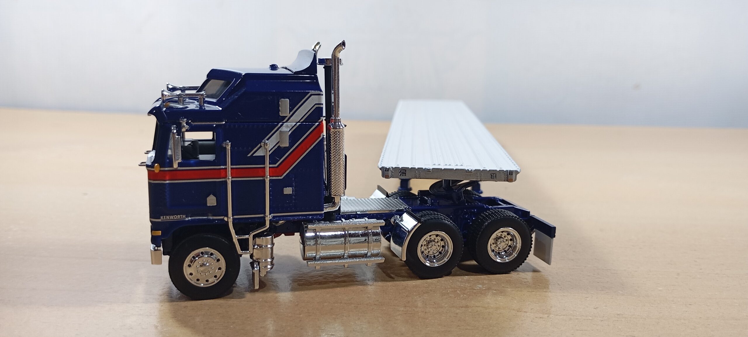 CAMION PLATAFORMA KENWORTH K100 - Imagen 3