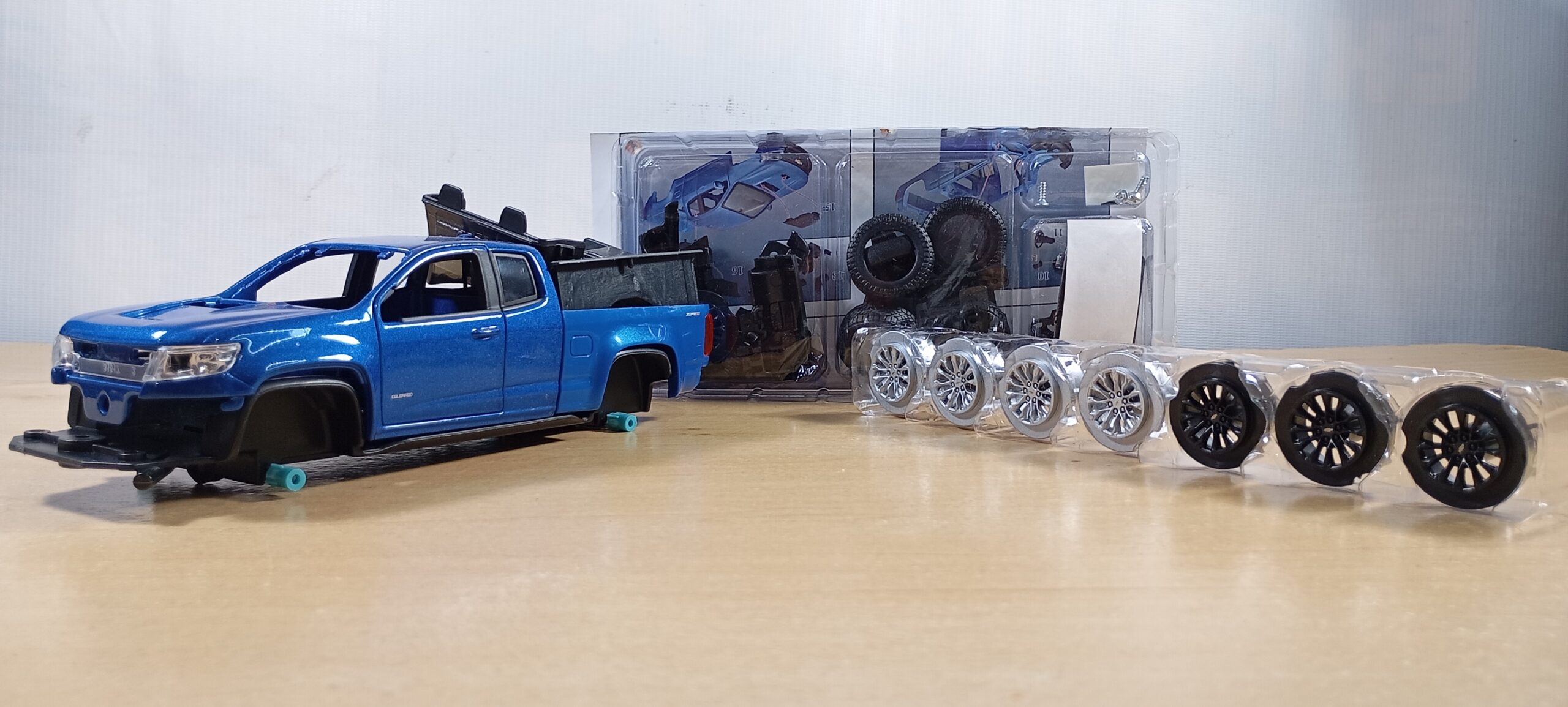 CAMIONETA CHEVROLET COLORADO ZR2 2017 PARA ENSAMBLAR - Imagen 4