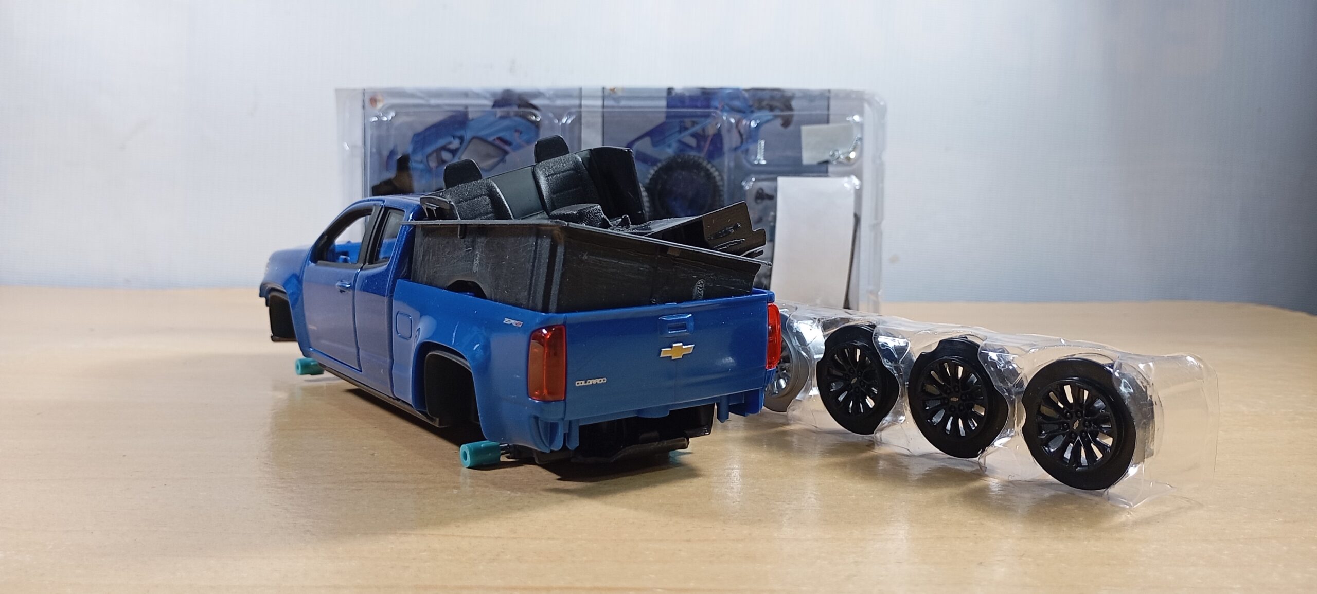 CAMIONETA CHEVROLET COLORADO ZR2 2017 PARA ENSAMBLAR - Imagen 6