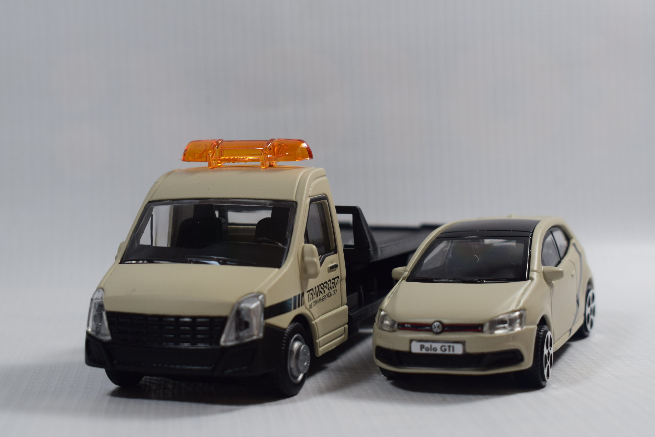 CAMION DE AUXILIO IVECO CON AUTO VOLSWAGEN POLO GTI - Imagen 3