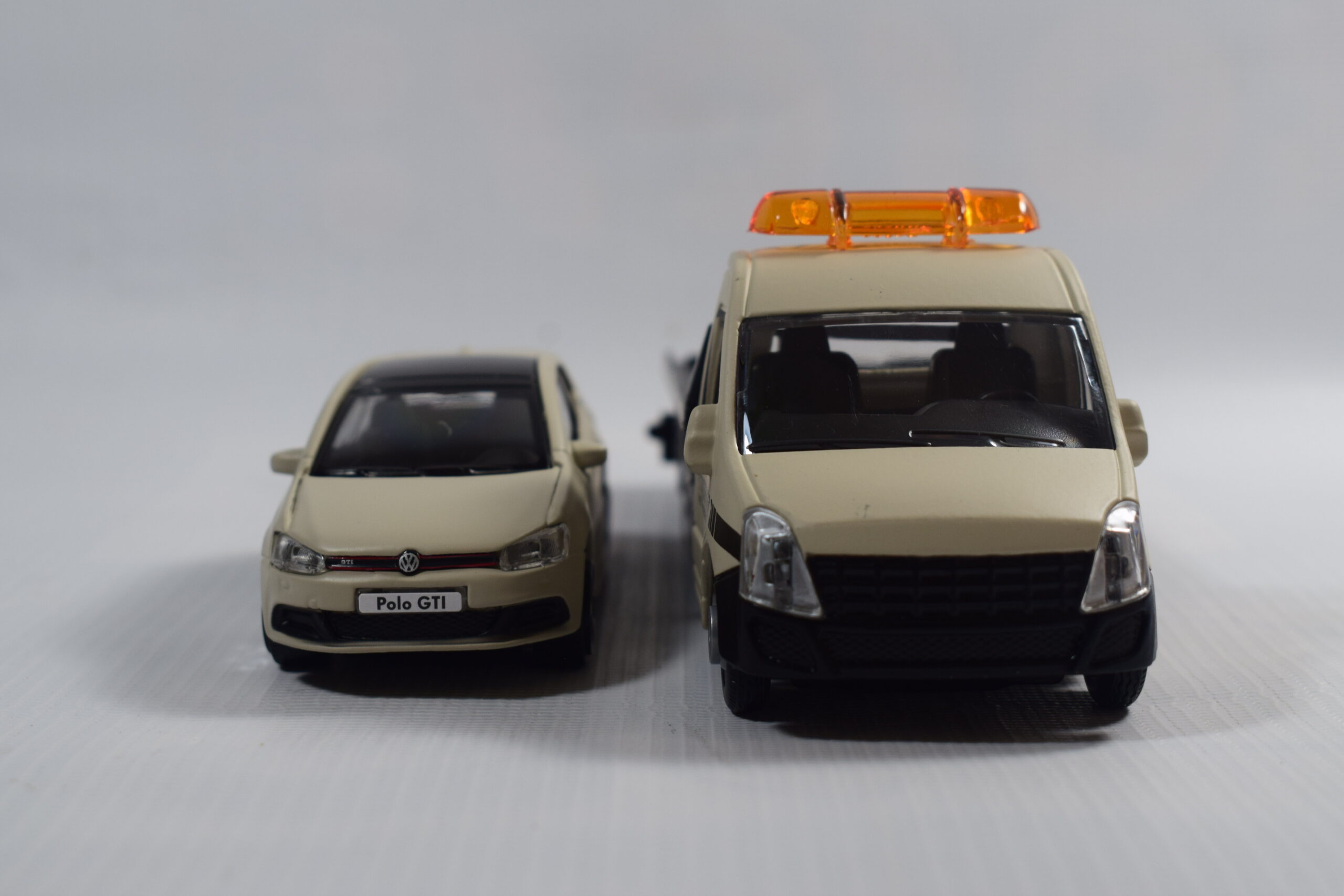 CAMION DE AUXILIO IVECO CON AUTO VOLSWAGEN POLO GTI